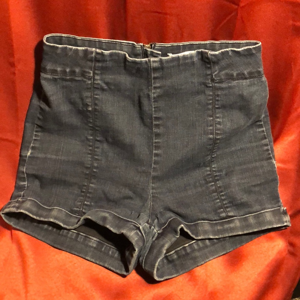 High-waisted denim shorts with zipper in back